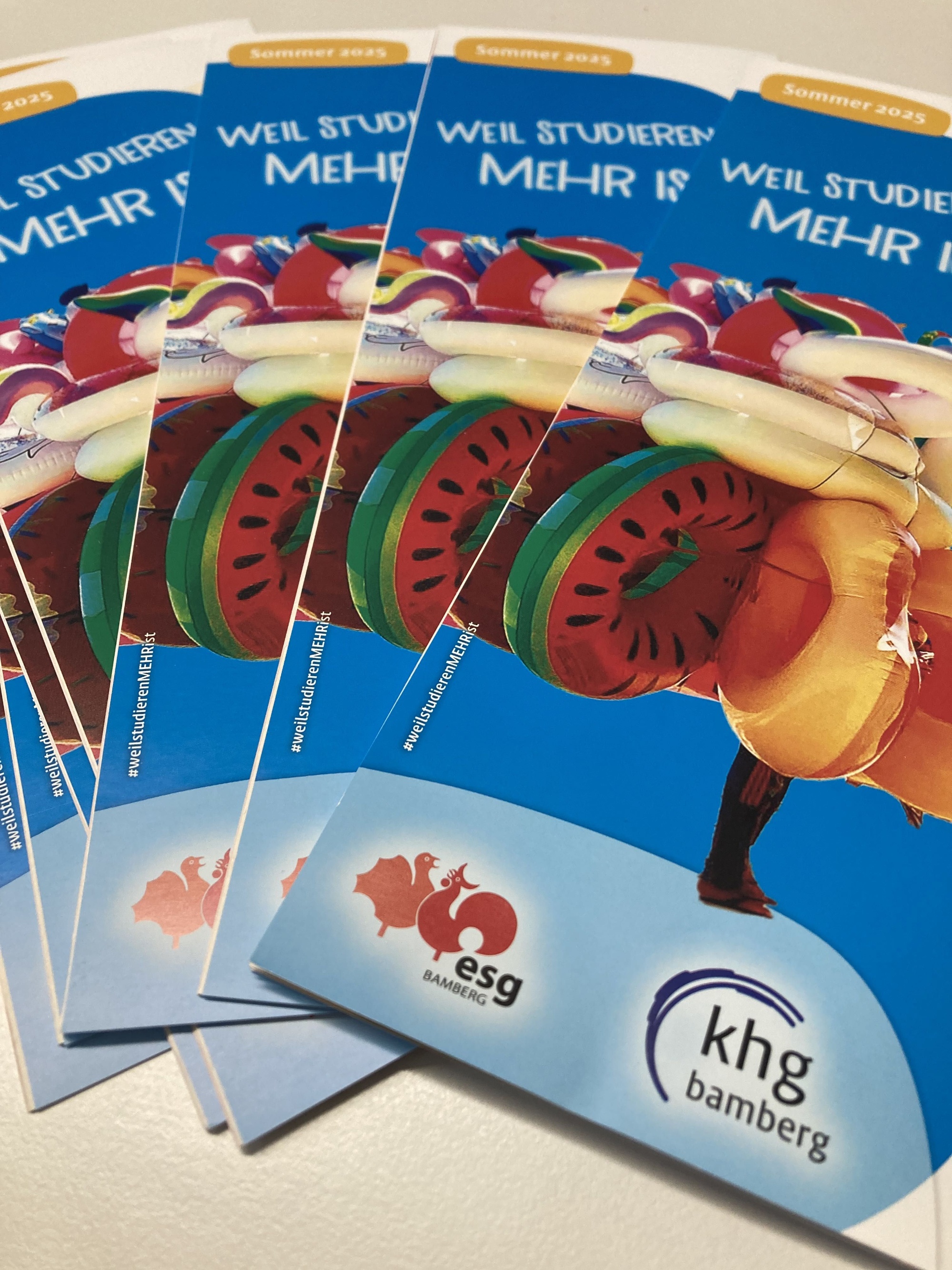 Flyer des Sommersemesters 2025. Vier Flyer übereinander.