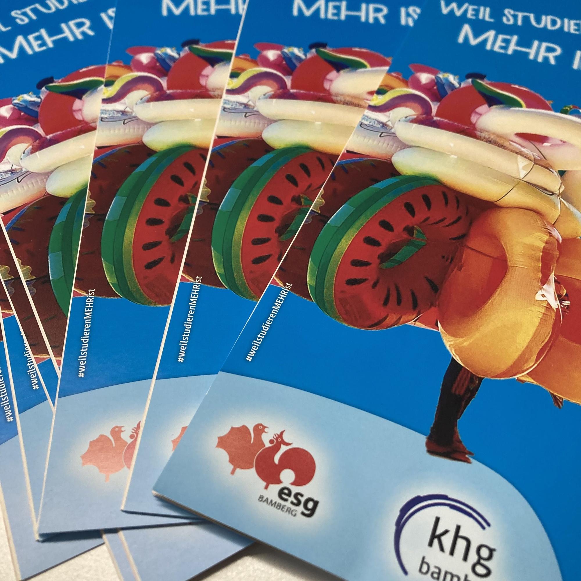 Flyer des Sommersemesters 2025. Vier Flyer übereinander.