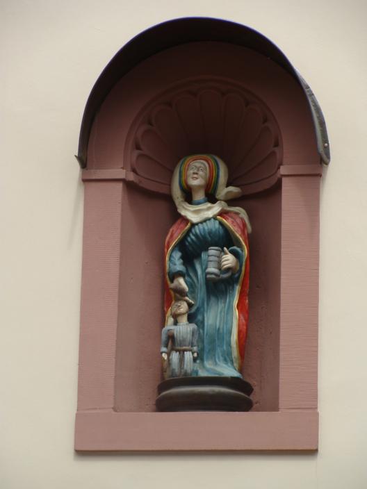 St. Elisabeth - Figur in der Wand